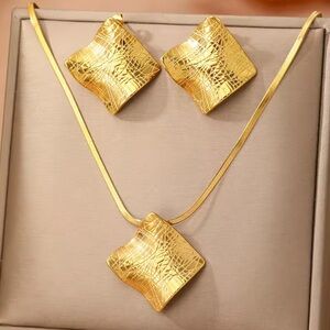 Luxury Gold Geometric Jewelry Set – Pendant Necklace with Matching Earrings